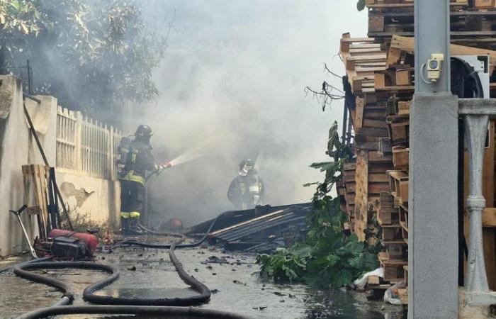 Incendio in un deposito di materiale elettrico, case evacuate a Reggio – .