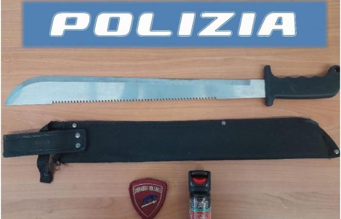Minaccia un uomo nel centro storico di Perugia con un machete lungo quasi mezzo metro – .