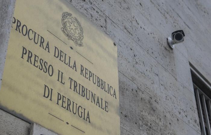 Violentata dopo la discoteca. Procura di Perugia: «19enne rapita in camera da letto»