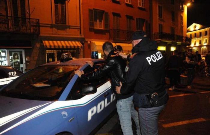 Napoli ruba il cellulare a una ragazza seduta al tavolo di un bar con la famiglia: arrestato marocchino – .