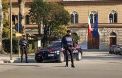 sorpreso con droga nel parcheggio della scuola, arrestato dai Carabinieri – .