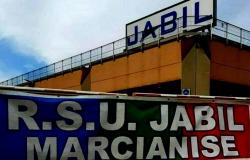 I lavoratori della Jabil protestano davanti alla sede di Confindustria a Caserta. – .