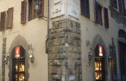 Firenze, padrone di casa deturpa colonna di epoca dantesca applicandovi una scatola di metallo – .