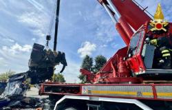 Incidente sull’Autogrill A21 a Piacenza, camion con acido travolge auto: un morto e 7 intossicati. Diretto