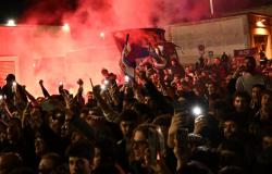 Fiorentina festeggiata dai tifosi al ritorno da Bruges per la finale di Conference – .
