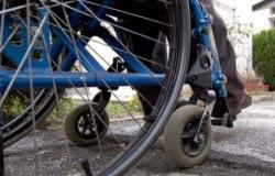 chiede soldi in sedia a rotelle “per una visita a Udine” poi sale in macchina con le sue gambe – .