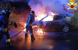 Altre due auto date alle fiamme nella notte in Sardegna: ipotesi di attentati