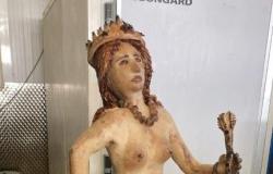 Il fornaio barlettano che lavora per la pace espone a Taranto una scultura di pane raffigurante la sirenetta, simbolo della città – .