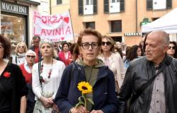 Il pianto di Varese per la donna sfregiata dall’ex marito. Anche la mamma in piazza con un girasole in mano – .