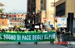 Gli alpini sfilano a Vicenza, folla di persone applaude le penne nere – .