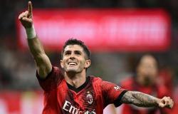 primo centrocampista del Milan a segnare più di 10 gol senza rigori in un campionato – .