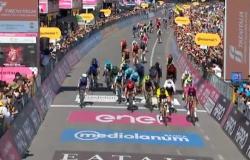 Olaf Kooij vince la 9a tappa del Giro d’Italia a Napoli, battendo Jonathan Milan – .
