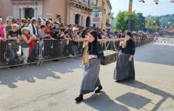 I portacolori del Comelico tra le Penne Nere al Raduno di Vicenza. Sei hanno marciato in gruppi storici – .
