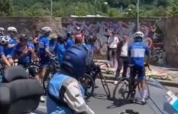 Giro d’Italia Napoli, i ciclisti si fermano per rendere omaggio a Sara, la 21enne morta dopo essere stata investita a Bagnoli – .