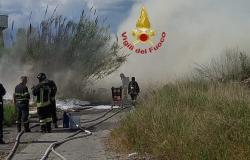 Incendio a terra a Casalotti, le fiamme arrivano vicino alle case – .
