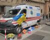 Ambulanza ucraina colpita da colpi di arma da fuoco durante il conflitto parcheggiata nel centro di Bologna – .