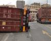 Camion ribaltato prima del casello di Genova Ovest, traffico bloccato – .