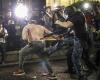 Georgia, notte di proteste contro la “legge russa”. Gas lacrimogeni, granate e scontri fino all’alba tra manifestanti e polizia – Foto e video
