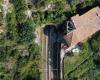 Linea ferroviaria Napoli-Salerno ko, RFI vuole acquistare la casa pericolante sui binari – .
