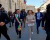 È il giorno dei Bersaglieri, il premier Giorgia Meloni arriva al raduno nazionale ad Ascoli (e accenna alla corsa delle penne nere)