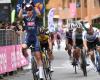 Ciclismo, Merlier vince la tappa di Fossano al fotofinish. Pogacar resta in maglia rosa – .
