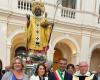 Bari, la statua di San Nicola alla Camera di Commercio: “Portate la pace” – .