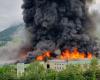 Enorme incendio nello stabilimento Alpitronic di Bolzano. Il Comune: “Chiudere le finestre”