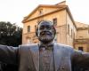 Pesaro, dopo appena 10 giorni scritta con il pennarello sulla statua di Pavarotti – News Pesaro – CentroPagina – .