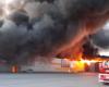 Mega incendio distrugge un centro commerciale, enorme nuvola di fumo nero nel cielo della Polonia – .