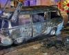 Altra notte di incendio nel Salento: tre auto in fiamme. A Gallipoli incendio in corso Roma: bruciato un furgone