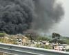 Grande incendio a Giugliano, nube di fumo nera visibile dall’autostrada – .