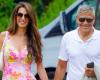 Amal Clooney con il miniabito floreale Versace rinnova lo stile Riviera-chic – .